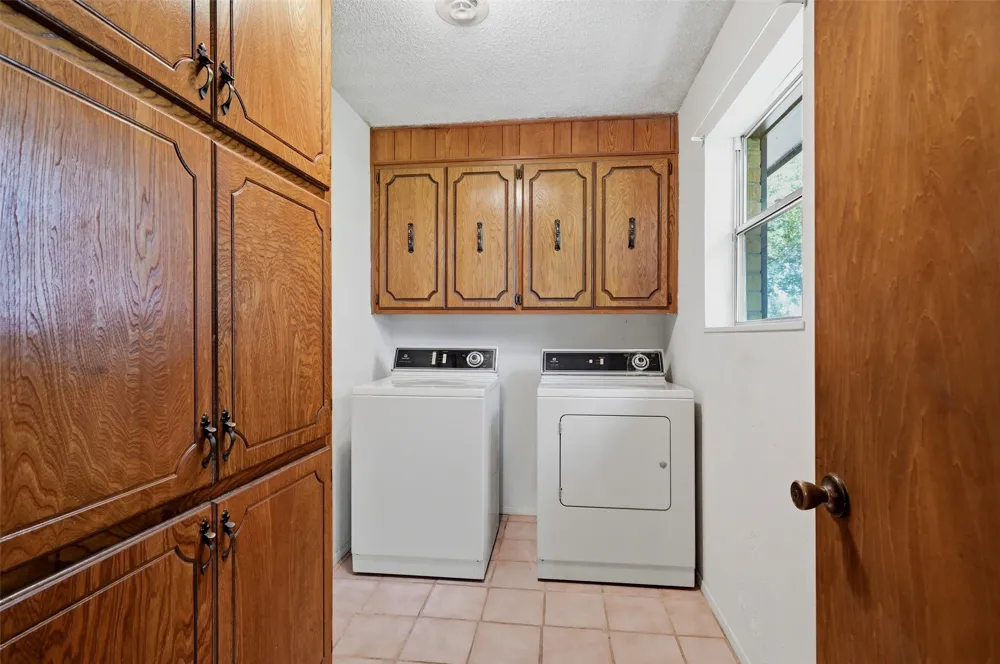 100 Mohican Trail Lake Kiowa, TX 76240