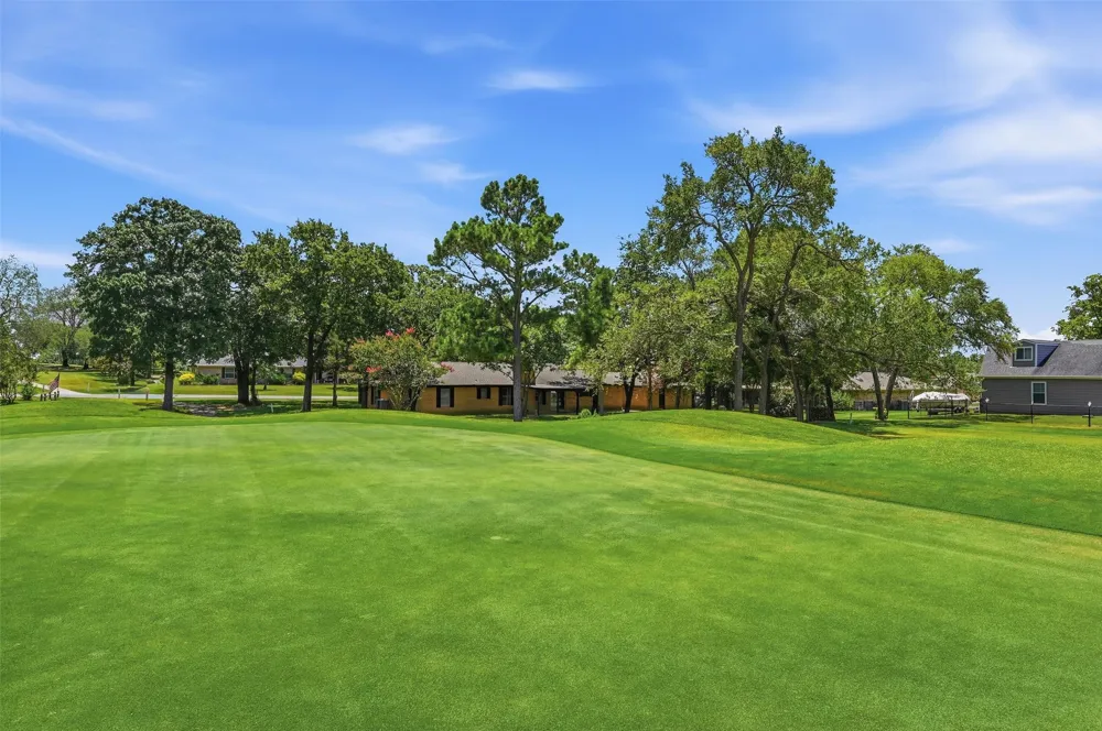 100 Mohican Trail Lake Kiowa, TX 76240