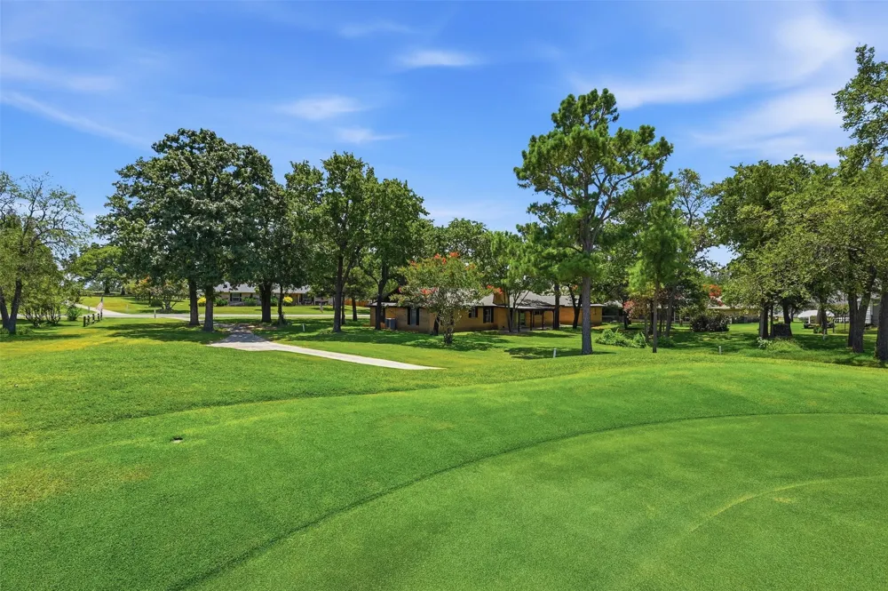 100 Mohican Trail Lake Kiowa, TX 76240