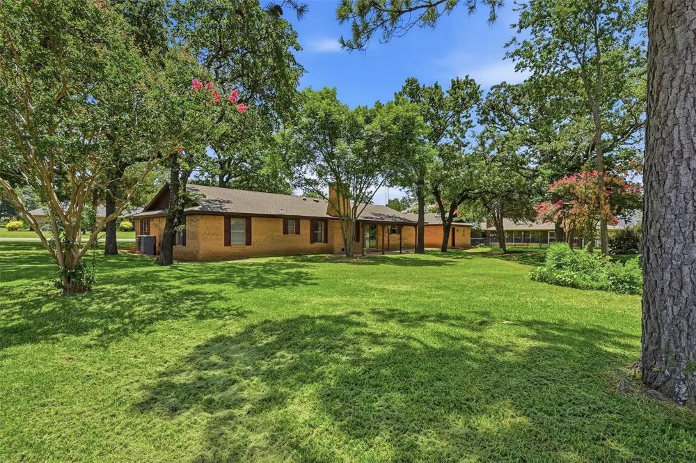 100 Mohican Trail Lake Kiowa, TX 76240