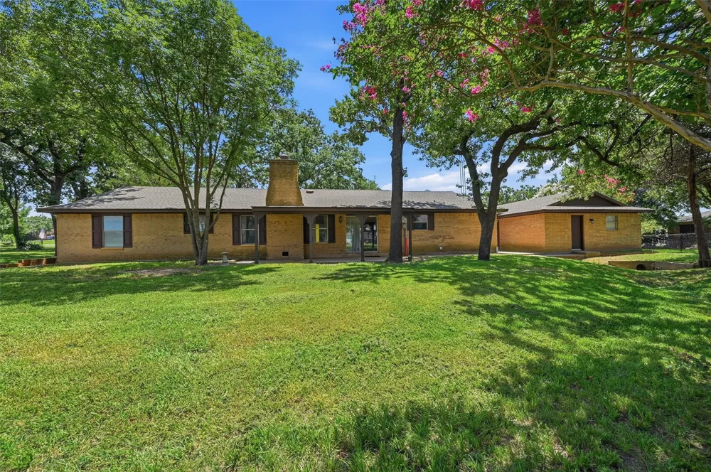 100 Mohican Trail Lake Kiowa, TX 76240