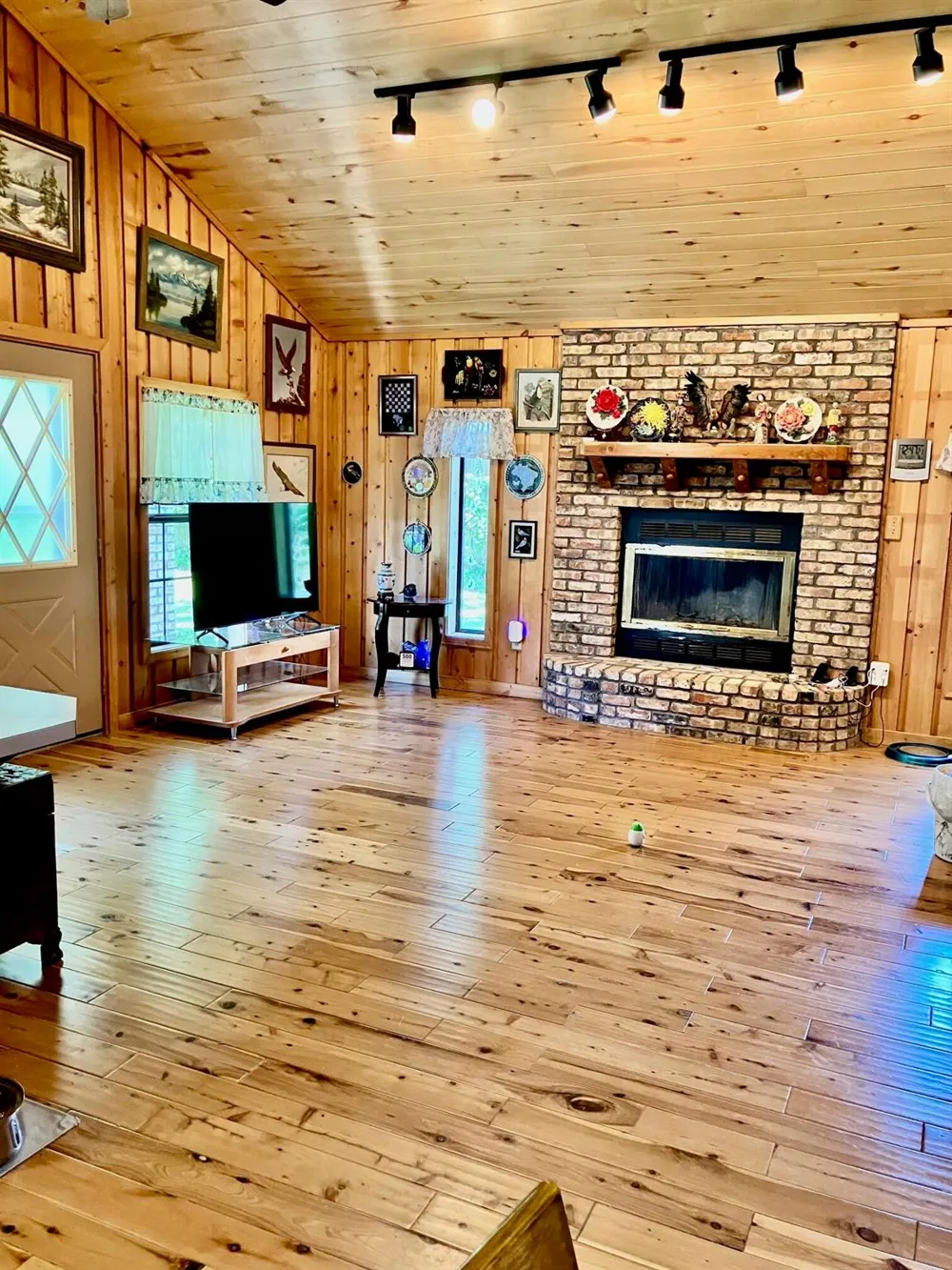 912 Twin Cedar Drive Hemphill, TX 75948