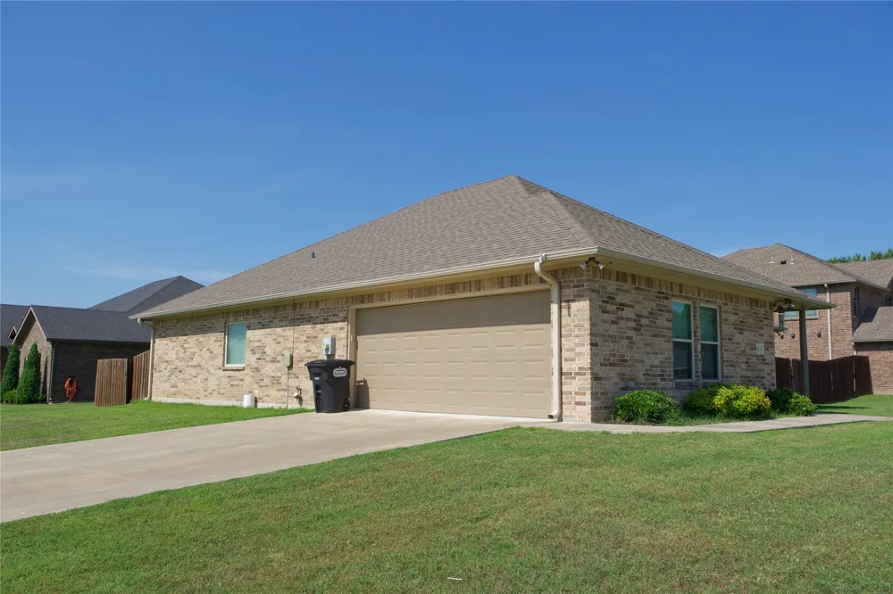 318 E 4th Street Lindsay, TX 76250