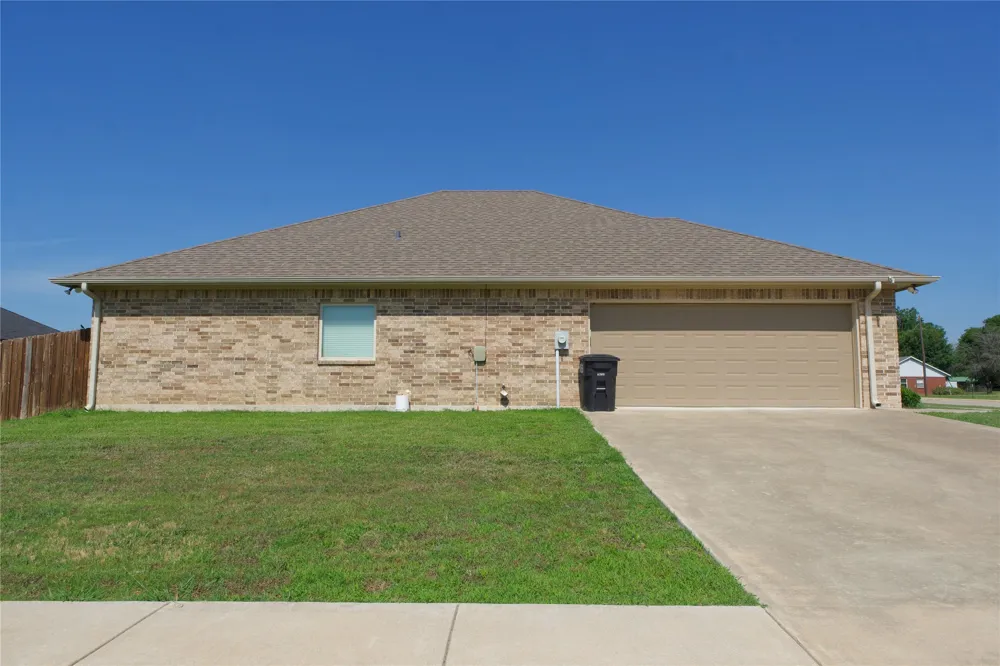 318 E 4th Street Lindsay, TX 76250