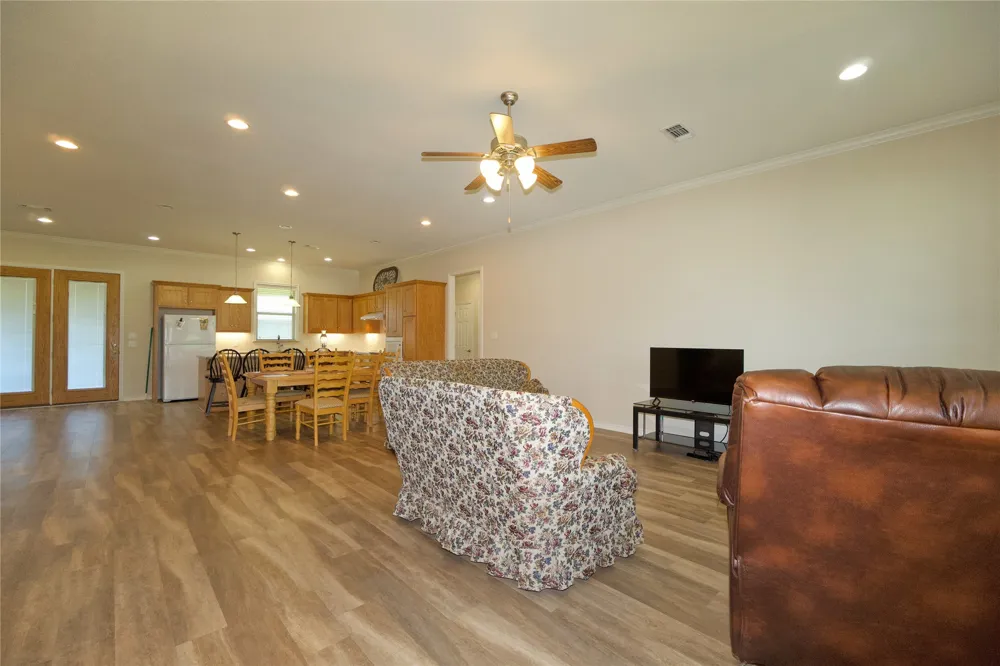 318 E 4th Street Lindsay, TX 76250