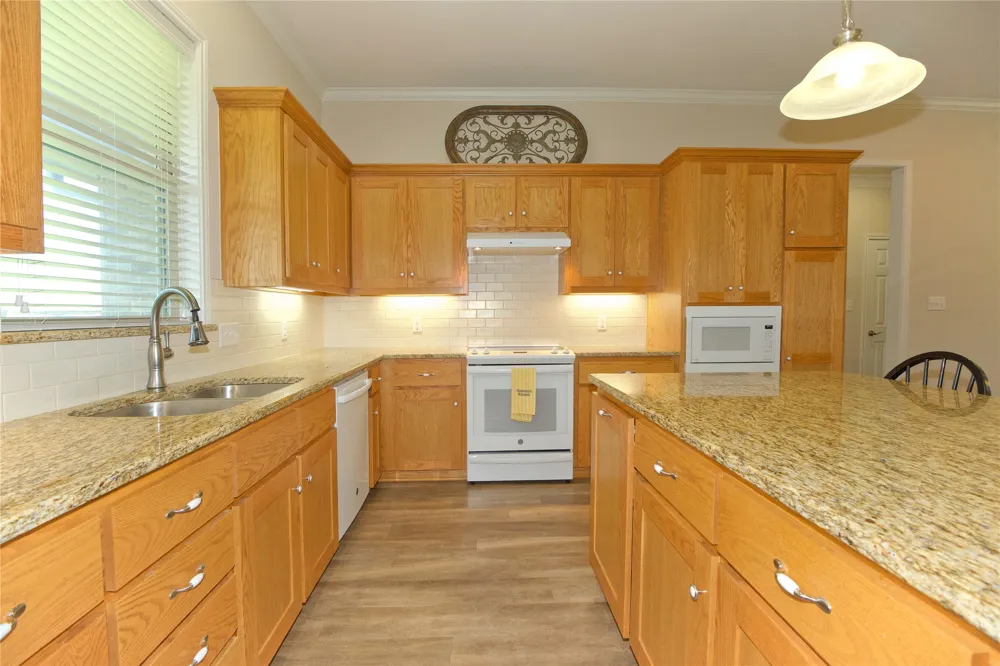 318 E 4th Street Lindsay, TX 76250