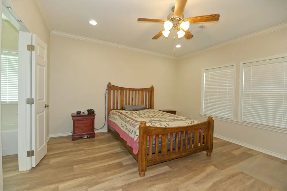 318 E 4th Street Lindsay, TX 76250