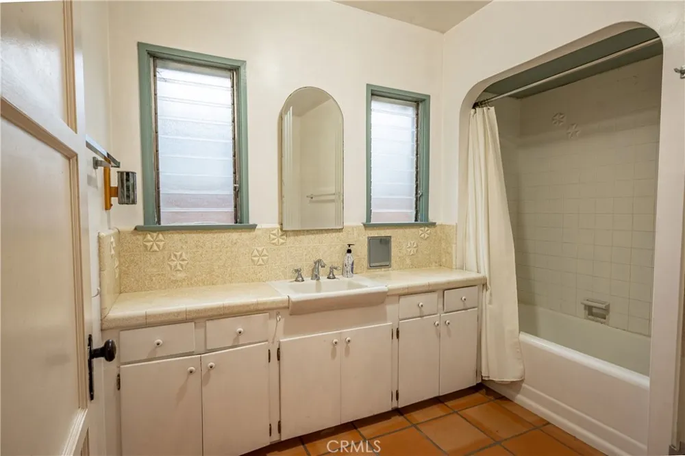 175 W 9th Upland, CA 91786