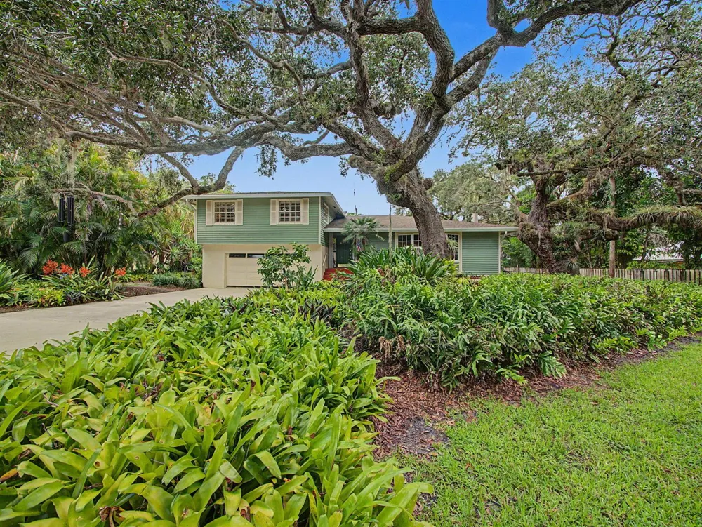 14 Emarita Way Sewalls Point, FL 34996