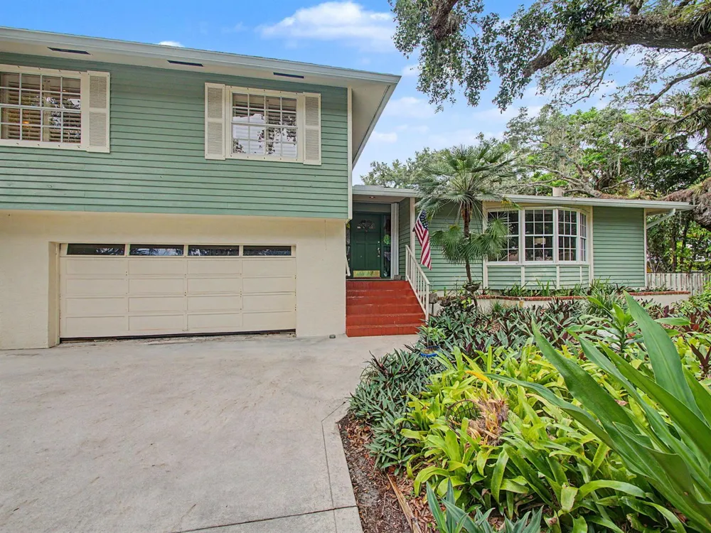 14 Emarita Way Sewalls Point, FL 34996
