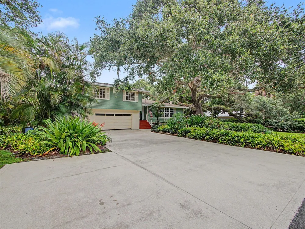 14 Emarita Way Sewalls Point, FL 34996