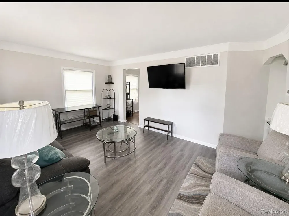 24329 Dale Avenue Eastpointe City, MI 48021