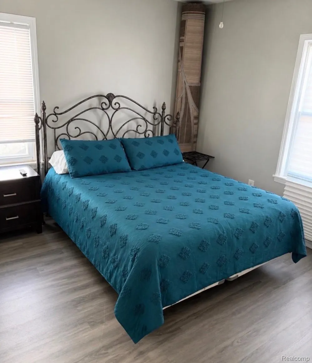 24329 Dale Avenue Eastpointe City, MI 48021