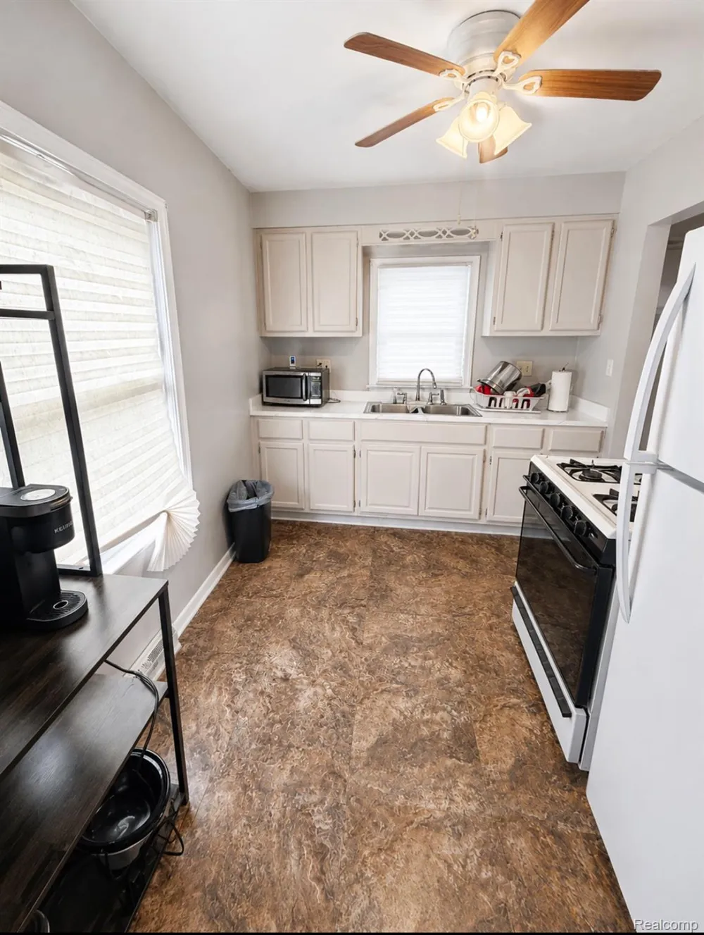24329 Dale Avenue Eastpointe City, MI 48021