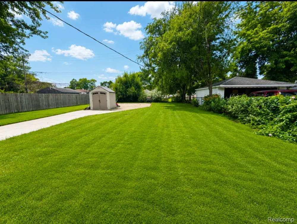 24329 Dale Avenue Eastpointe City, MI 48021