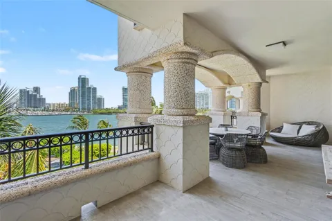 7042 Fisher Island Dr #7042
