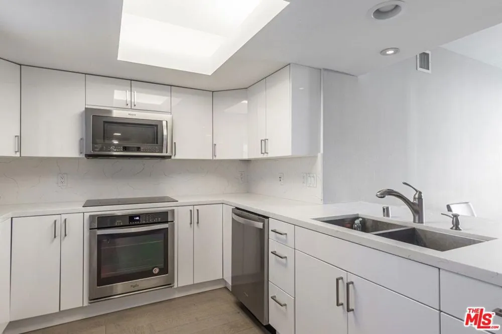 13700 Marina Pointe Drive #1431 Marina del Rey, CA 90292