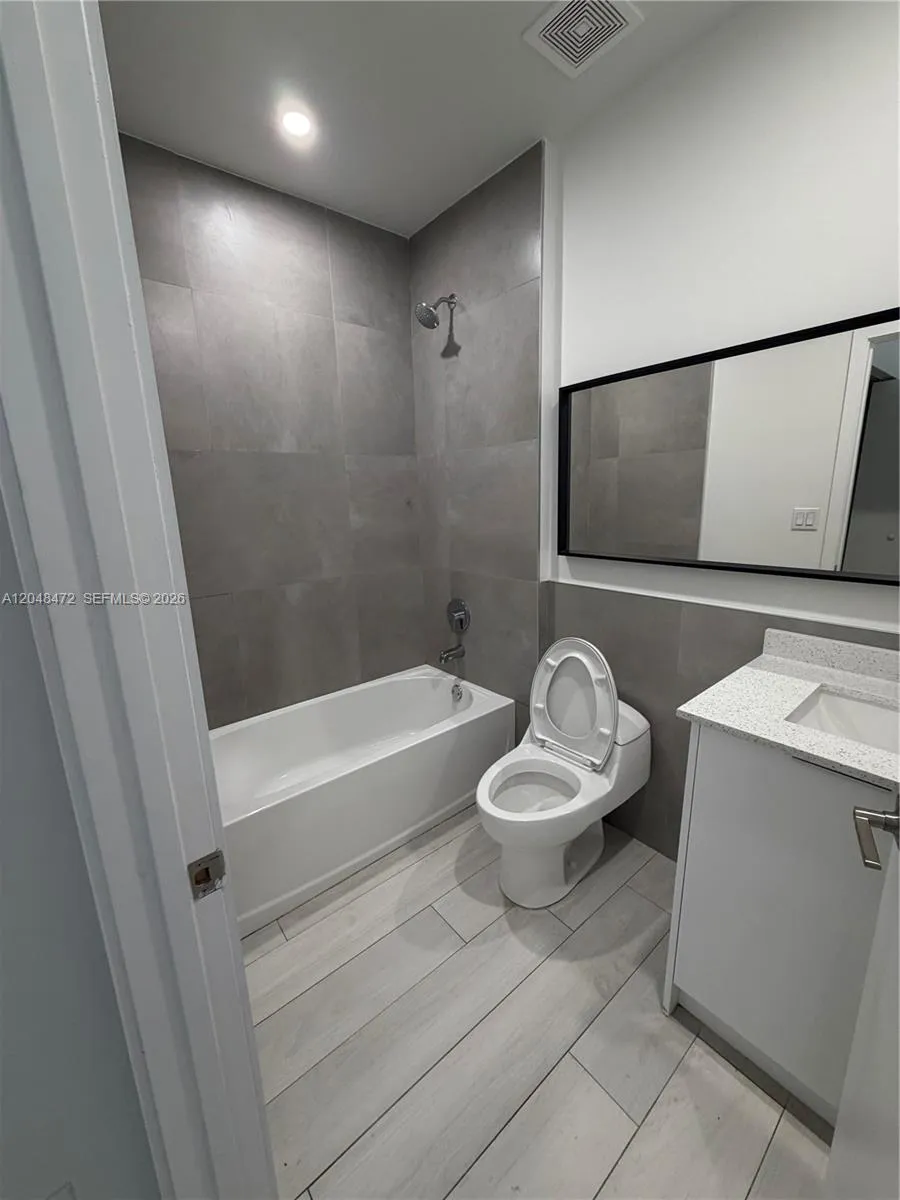 879 E 24th St #203 Hialeah, FL 33013