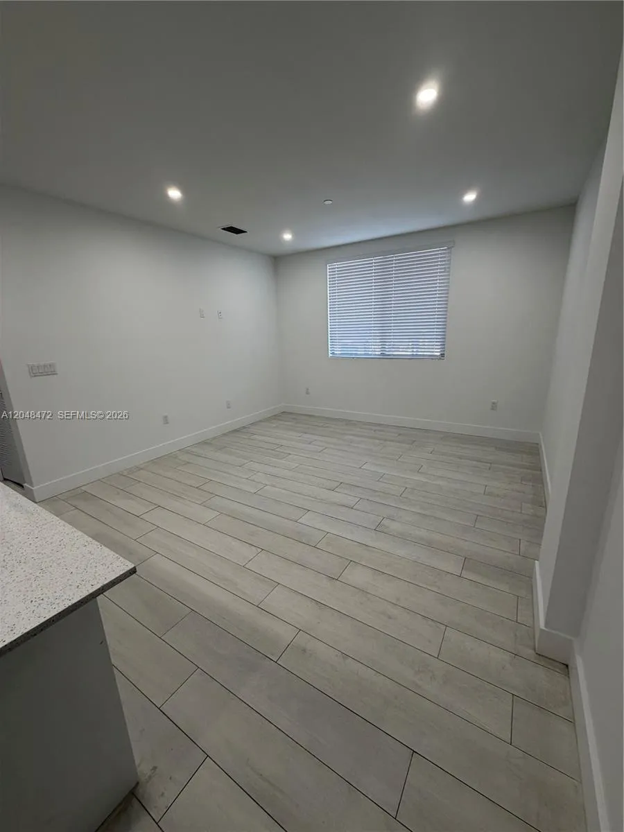 879 E 24th St #203 Hialeah, FL 33013