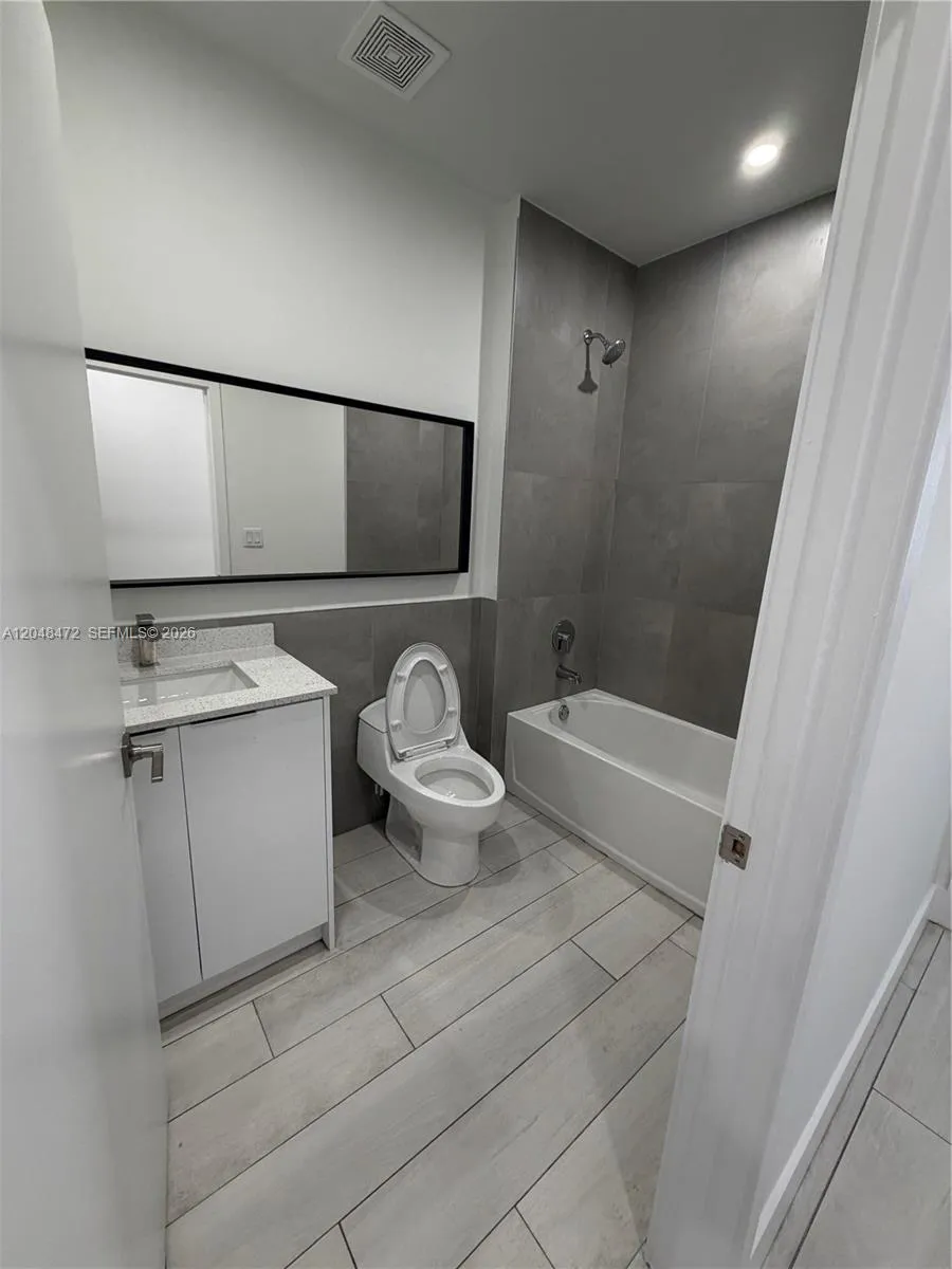 879 E 24th St #203 Hialeah, FL 33013