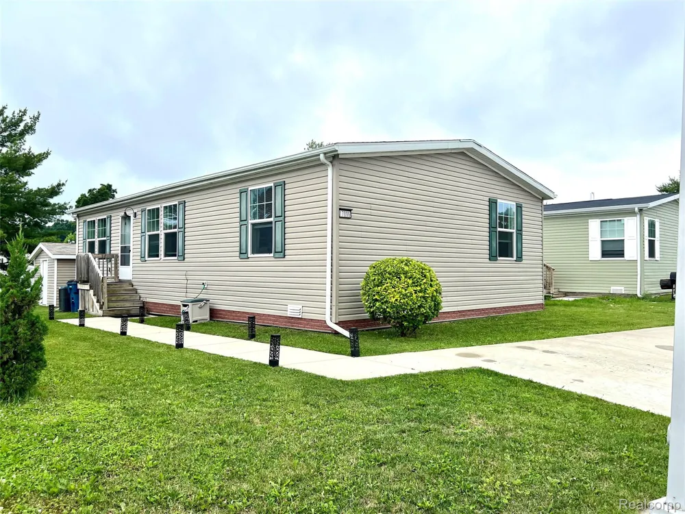 17096 Detroiter Ave Springfield Charter Township, MI 48350