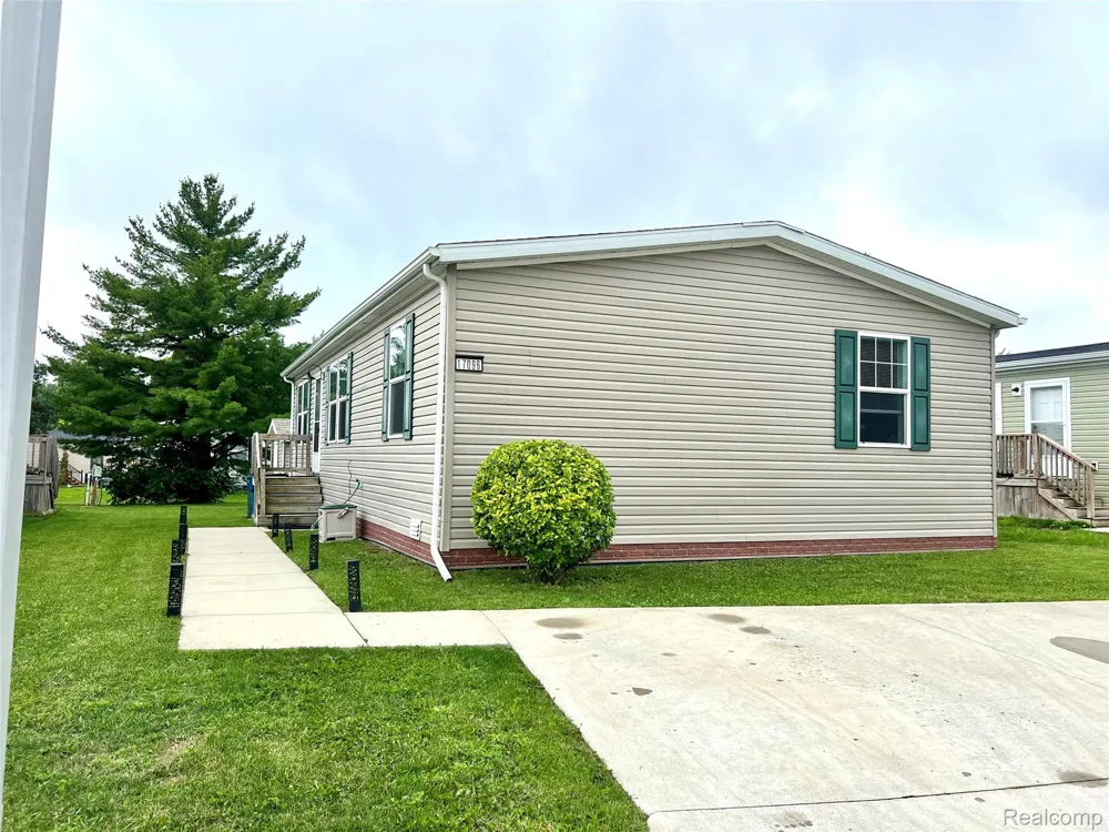 17096 Detroiter Ave Springfield Charter Township, MI 48350