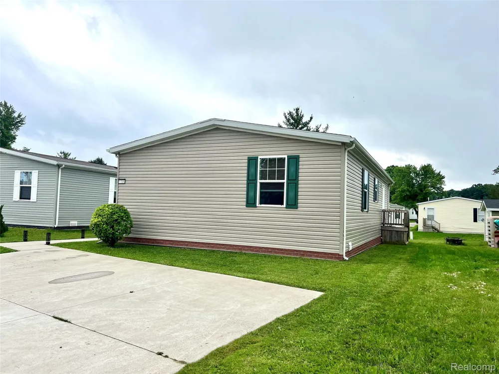 17096 Detroiter Ave Springfield Charter Township, MI 48350