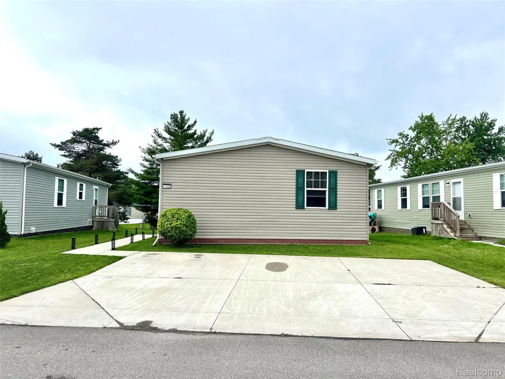 17096 Detroiter Ave Springfield Charter Township, MI 48350