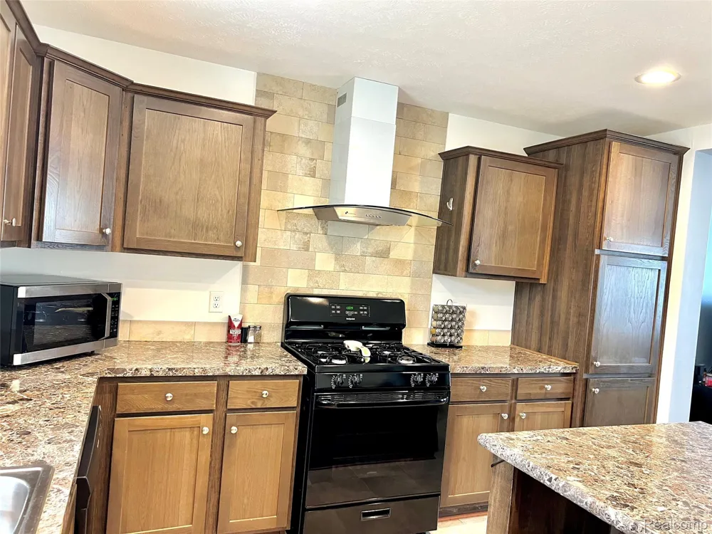 17096 Detroiter Ave Springfield Charter Township, MI 48350