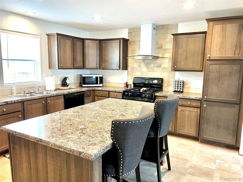 17096 Detroiter Ave Springfield Charter Township, MI 48350