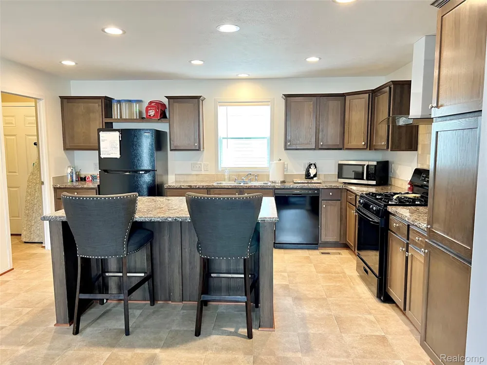 17096 Detroiter Ave Springfield Charter Township, MI 48350
