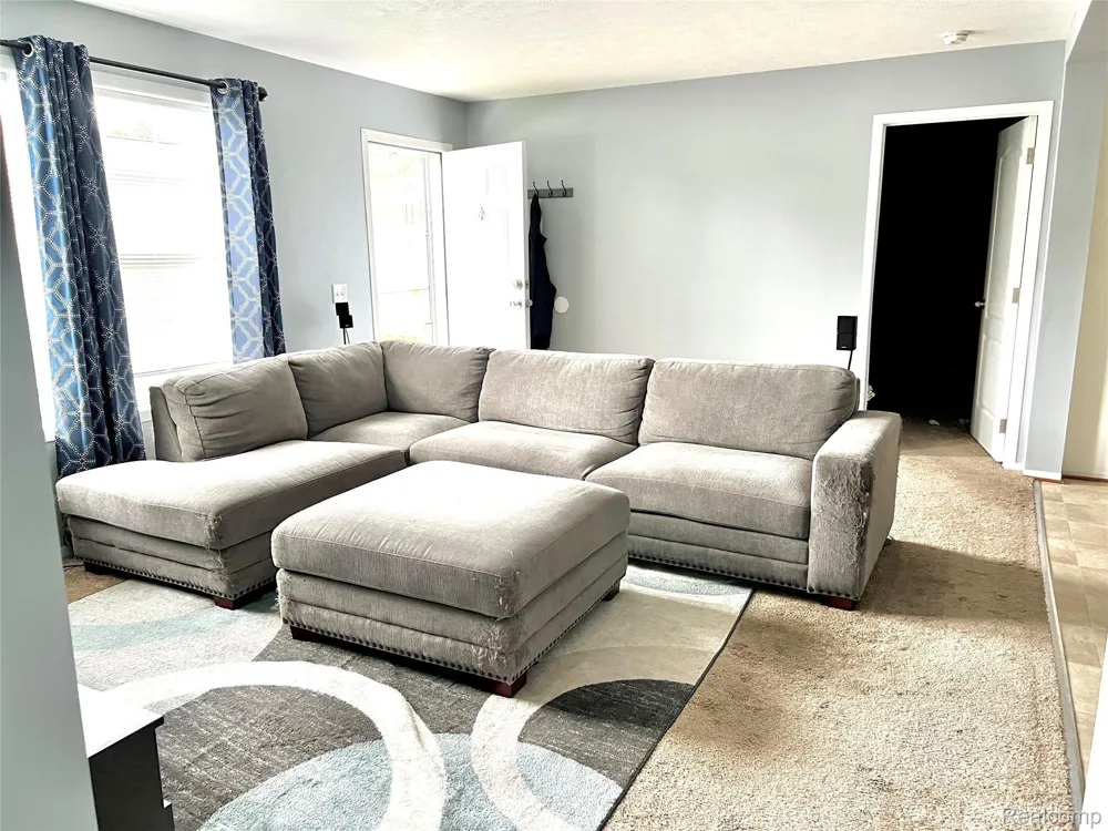 17096 Detroiter Ave Springfield Charter Township, MI 48350