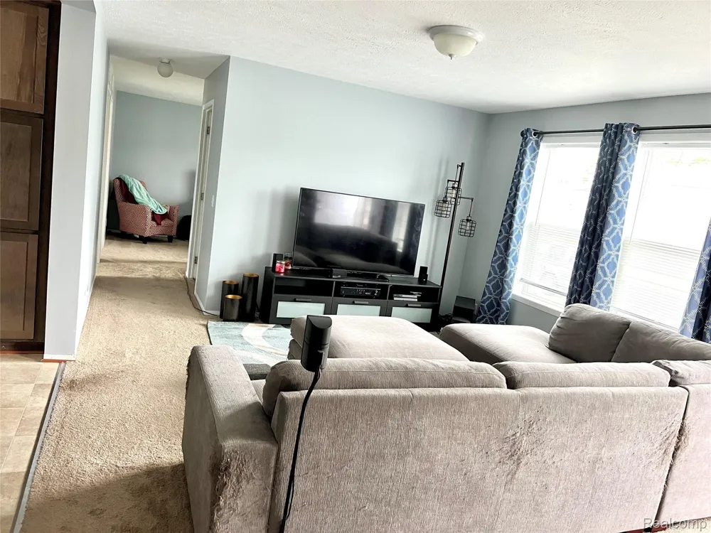17096 Detroiter Ave Springfield Charter Township, MI 48350