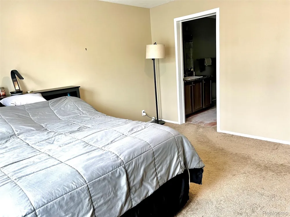 17096 Detroiter Ave Springfield Charter Township, MI 48350