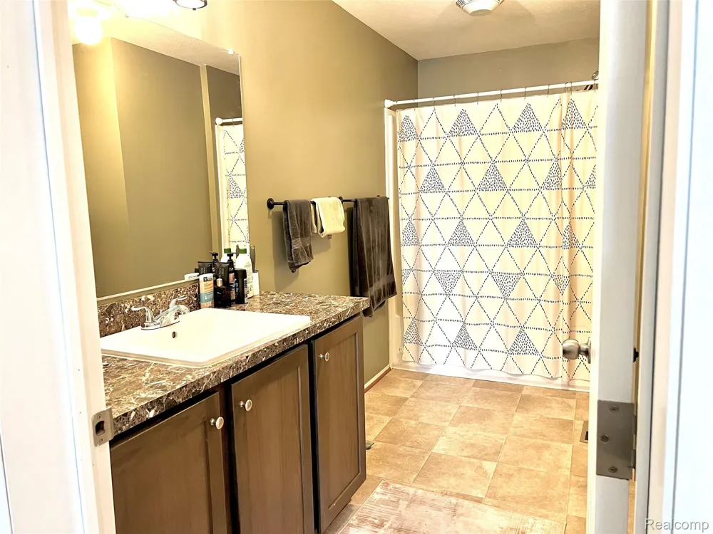 17096 Detroiter Ave Springfield Charter Township, MI 48350