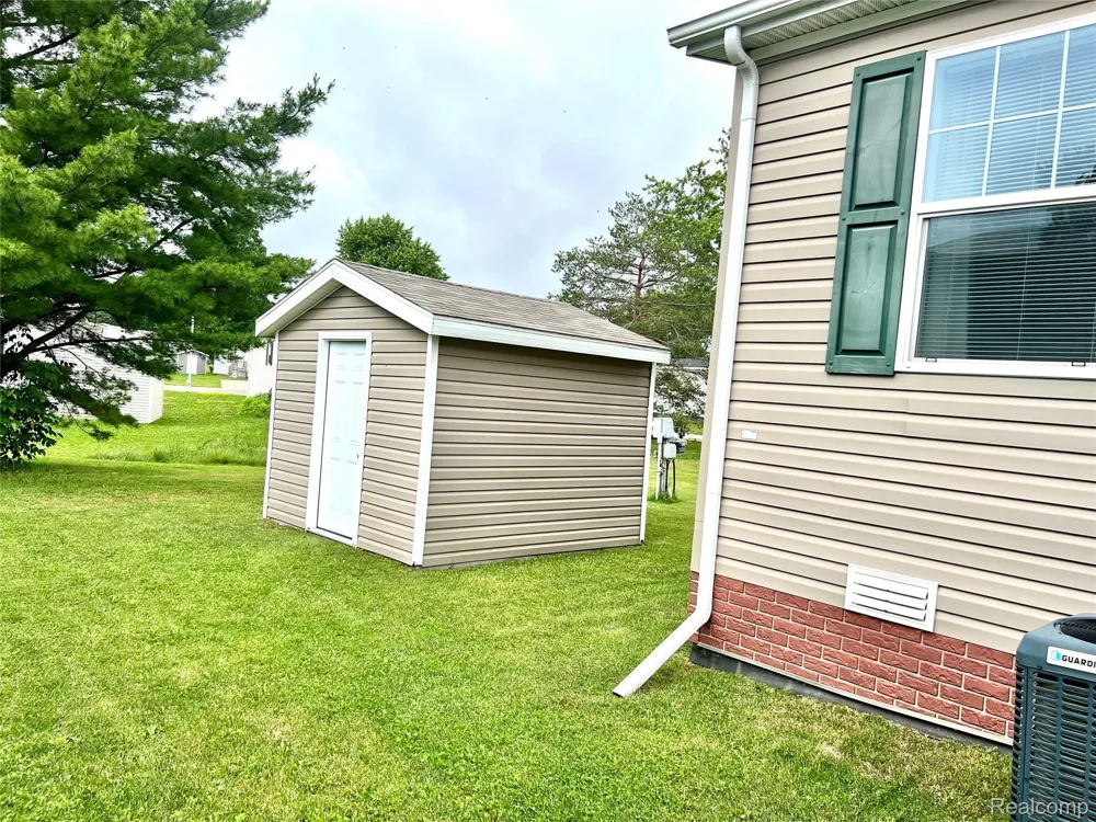 17096 Detroiter Ave Springfield Charter Township, MI 48350