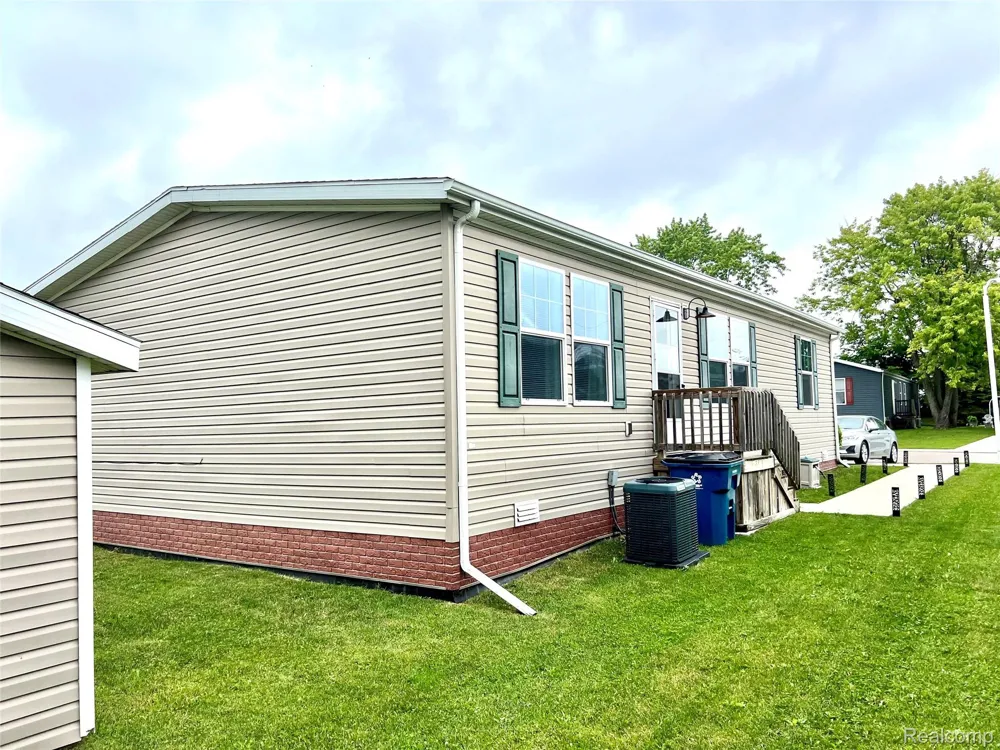 17096 Detroiter Ave Springfield Charter Township, MI 48350