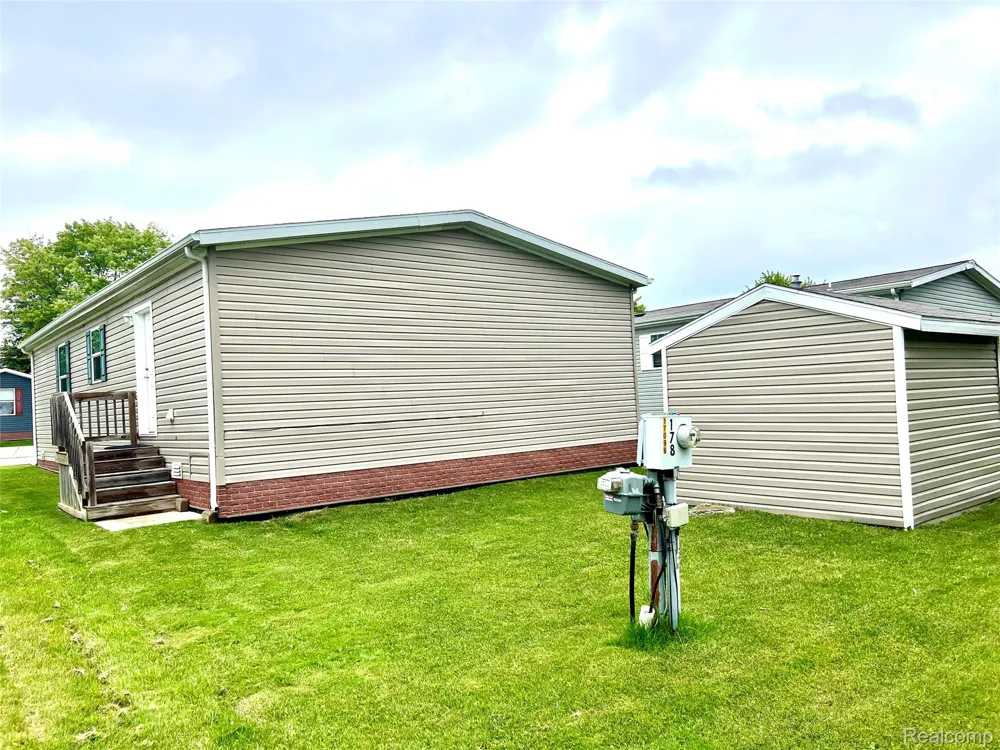 17096 Detroiter Ave Springfield Charter Township, MI 48350