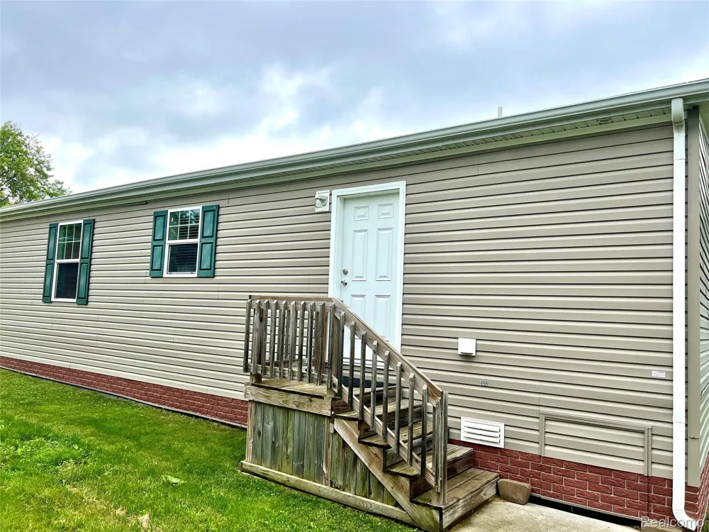 17096 Detroiter Ave Springfield Charter Township, MI 48350