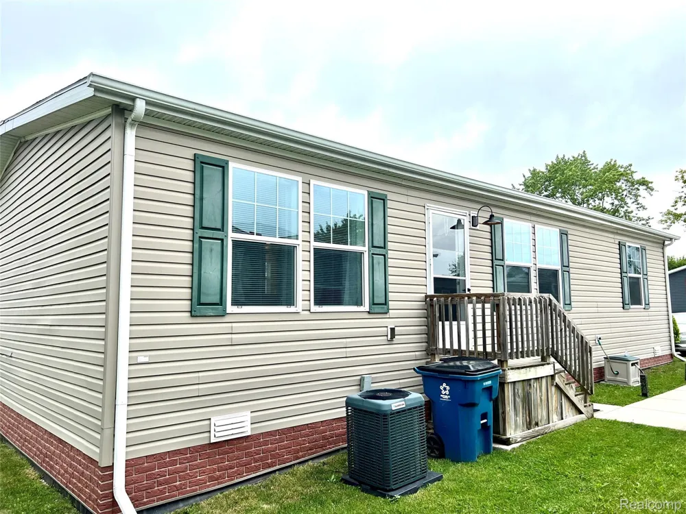 17096 Detroiter Ave Springfield Charter Township, MI 48350