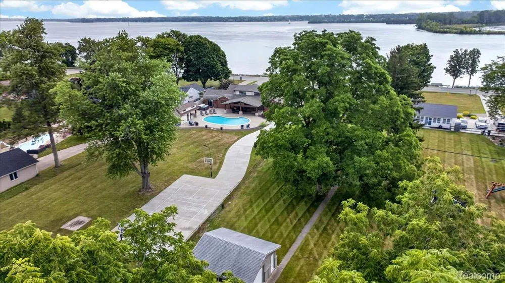 23750 E River Road Grosse Ile Township, MI 48138