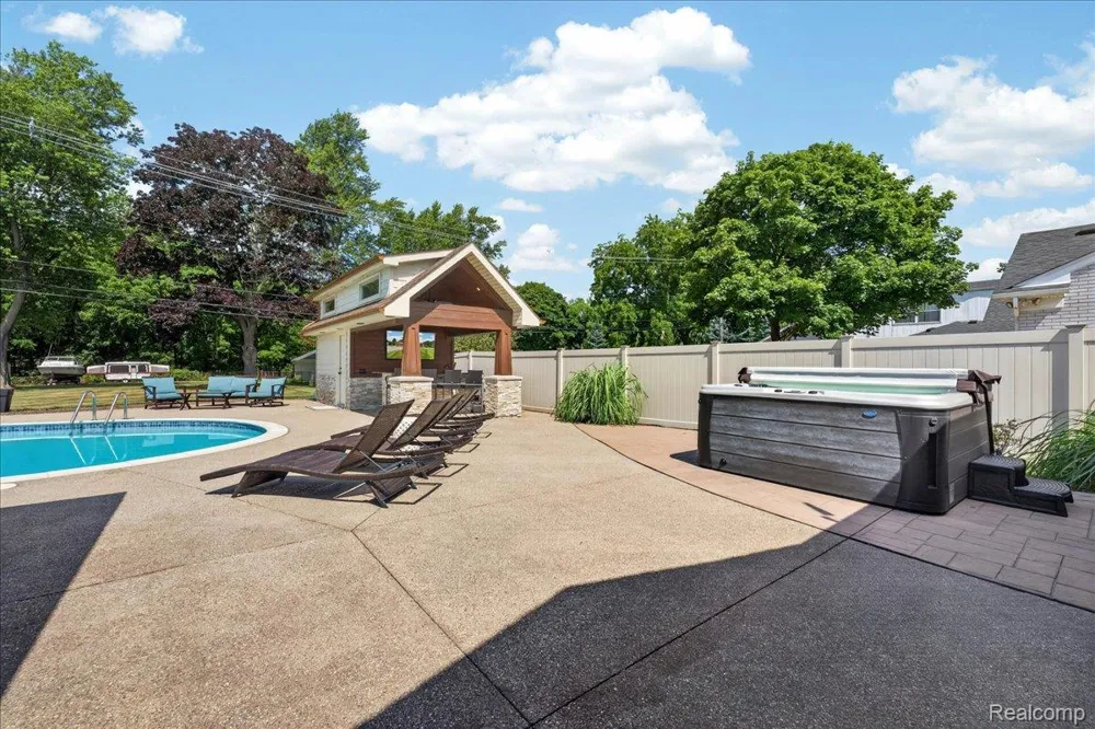23750 E River Road Grosse Ile Township, MI 48138