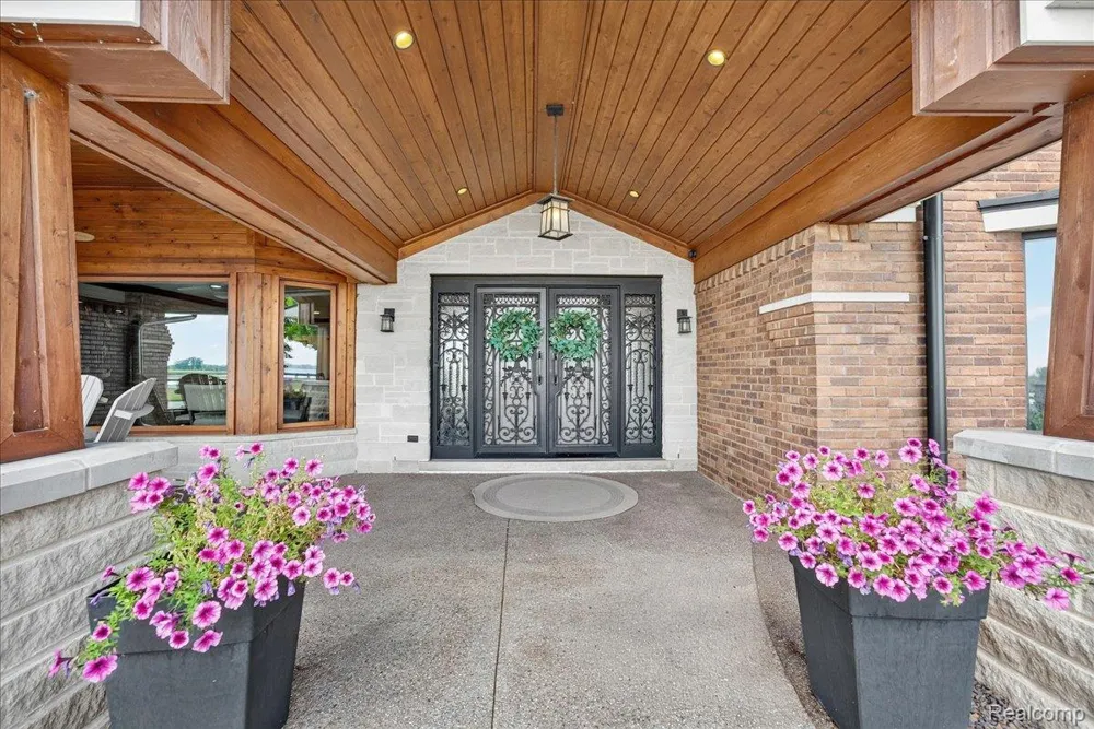 23750 E River Road Grosse Ile Township, MI 48138