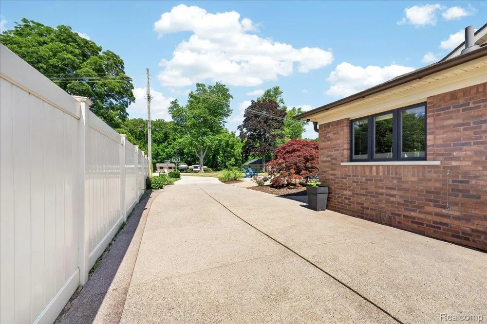 23750 E River Road Grosse Ile Township, MI 48138