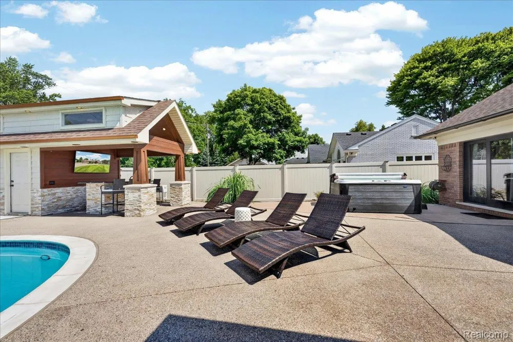 23750 E River Road Grosse Ile Township, MI 48138