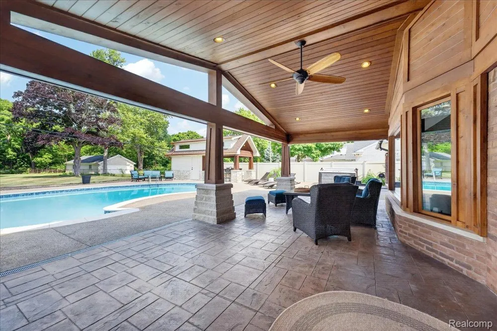 23750 E River Road Grosse Ile Township, MI 48138