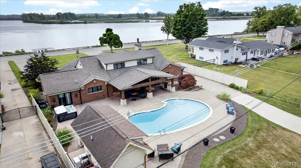 23750 E River Road Grosse Ile Township, MI 48138