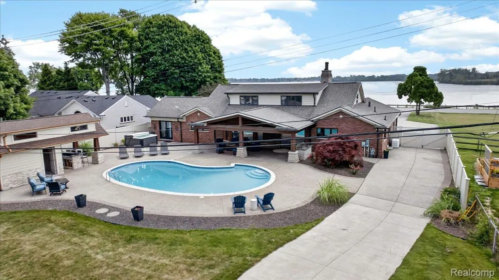 23750 E River Road Grosse Ile Township, MI 48138