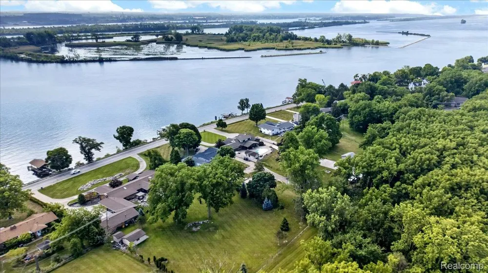 23750 E River Road Grosse Ile Township, MI 48138