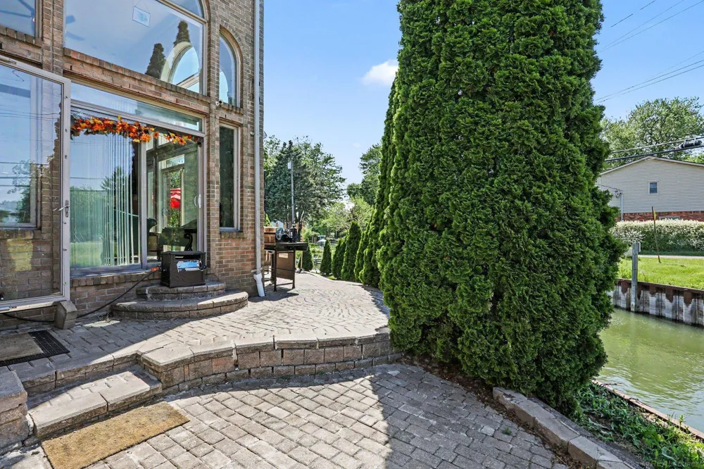 38035 Pointe Rosa Street Harrison Charter Township, MI 48045